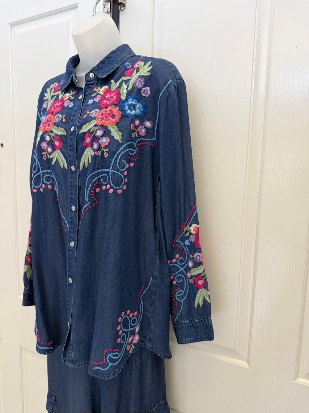 Johnny Was 2pc Floral Embroidered Dark Denim Button-Up Shirt & Cargo Pants Sz M